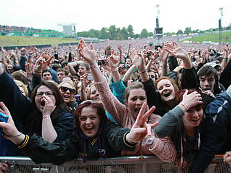 70,000 Foo fans flock to Slane